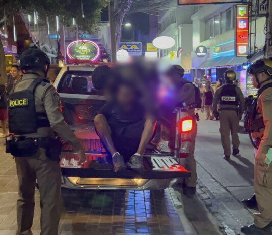 Британский турист арестован после того, как, предположительно, нанес ножевые ранения британскому бармену в пивном баре в Паттайе; второй подозреваемый скрылся.