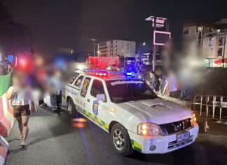 파타야 철도 건널목에서 발생한 비극적인 오토바이 충돌 사고로 한 명이 사망하고, 유족은 슬픔에 잠겼습니다.