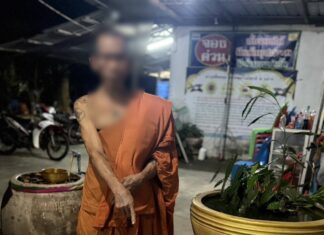 Les autorités arrêtent un disciple armé de l'abbé pour consommation de méthamphétamine au temple de Chonburi, ce qui conduit à la découverte de drogue cachée et à la destitution de l'abbé lui-même.