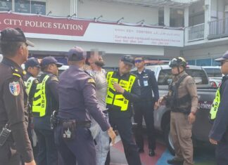 Un touriste étranger ivre et inconscient sur Walking Street à Pattaya se déchaîne violemment après avoir été réveillé.