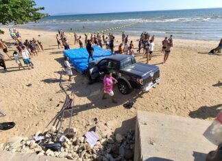 Swedish Man, 83, Has Suspected Medical Episode and Crashes Pickup Truck at Jomtien Viewpoint on Pratumnak Soi 5, Injuring Tourist