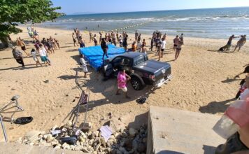 Swedish Man, 83, Has Suspected Medical Episode and Crashes Pickup Truck at Jomtien Viewpoint on Pratumnak Soi 5, Injuring Tourist