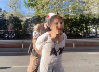 La police de Bangkok arrête rapidement un étranger pour agression sexuelle présumée et menaces contre des femmes lors du festival de Songkran à Silom.