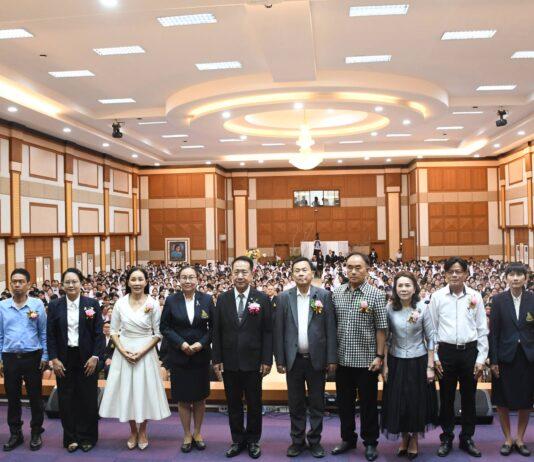 Chonburis guvernör delar ut diplom till utexaminerade från Chon Kanyanakul-skolan och uppmanar till lojalitet mot nationen, religionen och monarkin.