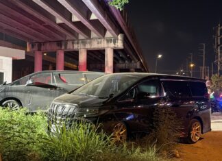 Dramatischer Unfall in Pattaya heute Abend: Zwei luxuriöse Toyota Alphard Vans, gesteuert von chinesischen Männern, kollidierten nach einer Verfolgungsjagd unter einer Autobahnbrücke; Feuer brach aus.