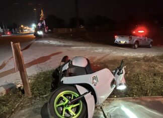 Dos jóvenes que viajaban en motocicleta chocaron contra una barrera ferroviaria y fueron aplastadas por un tren de petróleo en un horrible accidente con dos víctimas mortales cerca de Pattaya.
