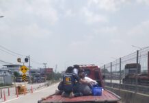 Dramatic Rescue as Paramedics Perform CPR on Roughly 200kg Man on a Slide Truck En Route to Laem Chabang Hospital