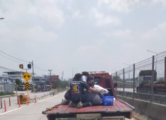 Dramatische Rettung: Sanitäter führen Reanimationsmaßnahmen an einem etwa 200 kg schweren Mann auf einem LKW mit Rutsche auf dem Weg zum Krankenhaus in Laem Chabang durch.