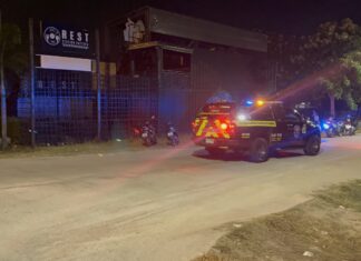 Zuchwały złodziej kradnący torebki kopie motocykl modelki w bezczelnym ataku w Pattayi i kradnie ponad 7,000 bahtów