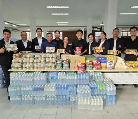 Il gruppo di supporto alla polizia della comunità di Pattaya dona rifornimenti per risollevare il morale degli agenti durante la campagna "7 giorni pericolosi" del Songkran.