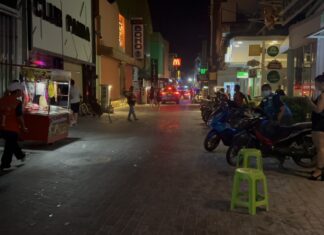 Zwei ausländische Touristen versprühen einen Feuerlöscher auf der Fußgängerzone von Pattaya und verursachen Chaos während der Songkran-Feierlichkeiten.