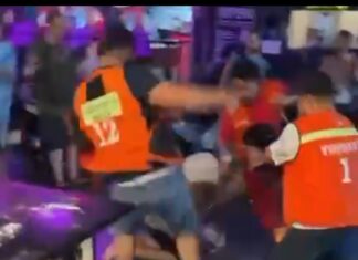 Brutales Video geht viral: Motorradtaxifahrer in Pattaya sollen ausländische Touristen nach einer Wasserschlacht in einer Soi angegriffen haben.