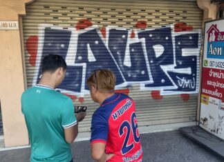 Überwachungskameras filmten zwei ausländische Vandalen, die die Tür eines Tierfuttergeschäfts in Pattaya mit Graffiti besprühten.