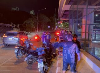 Man uit Myanmar raakt gewond nadat motorrijder tijdens Songkran op viaduct in Pattaya tegen auto botst; motorrijder wordt van brug geslingerd