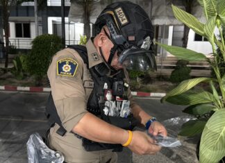 41-jarige man gewond bij motorongeluk in Pattaya; wapen en munitie gevonden tijdens zoekactie.