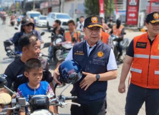 De gouverneur van Chonburi inspecteert het Songkran-servicepunt in Banglamung en benadrukt strikte veiligheidsmaatregelen: "Rijd niet onder invloed van alcohol en rijd niet als u moe bent."