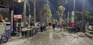 Verkopers haasten zich om plekken te reserveren op de stoep van Pattaya Beach in aanloop naar het Songkran-festival, wat vragen oproept over de toewijzing van openbare ruimte.