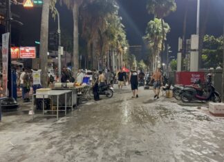 Verkopers haasten zich om plekken te reserveren op de stoep van Pattaya Beach in aanloop naar het Songkran-festival, wat vragen oproept over de toewijzing van openbare ruimte.