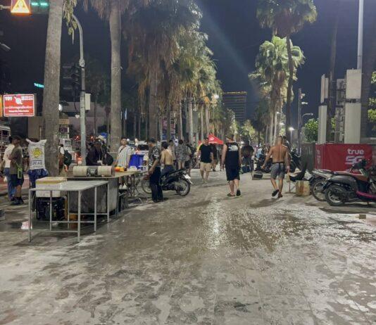 Vor dem Songkran-Fest sichern sich Händler in Scharen Plätze auf dem Strandfußweg von Pattaya – Fragen zur Verteilung des öffentlichen Raums werden aufgeworfen.