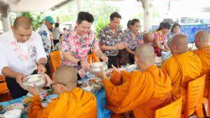 Chum Sai Community in Pattaya Holds Almsgiving Ceremony to Preserve Songkran Traditions