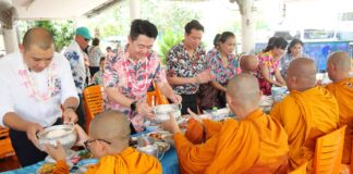 De Chum Sai-gemeenschap in Pattaya houdt een aalmoesceremonie om de Songkran-tradities te behouden.