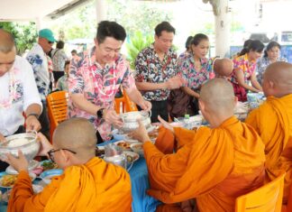 Chum Sai Community in Pattaya Holds Almsgiving Ceremony to Preserve Songkran Traditions