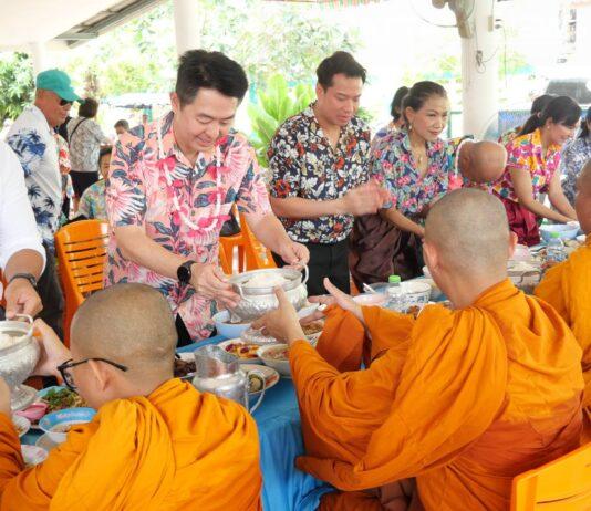 De Chum Sai-gemeenschap in Pattaya houdt een aalmoesceremonie om de Songkran-tradities te behouden.