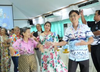 Die Ortsgruppe des Roten Kreuzes Banglamung und Bezirksbeamte führen während des Songkran-Festivals eine traditionelle Wasserzeremonie durch, um den Segen des Bezirkschefs zu erbitten.