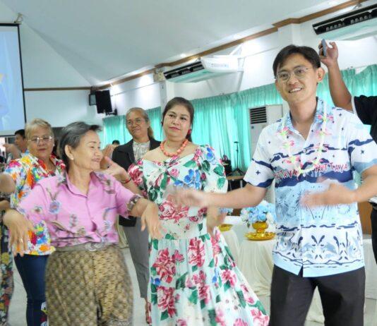 Banglamung Red Cross Chapter and District Officials Perform Traditional Water-Pouring Ceremony to Seek Blessings from District Chief During Songkran Festival