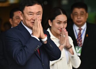 Thaimaan oikeusministeriön paneeli hyväksyy Thaksin Shinawatran ehdonalaisen vapauden, vapautettavaksi 11. toukokuuta ilman EM-ranneketta