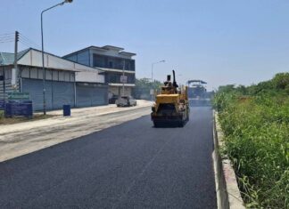 Проект по улучшению дорожного полотна вдоль железной дороги в Паттайе продвигается вперед: завершен первый слой асфальта.