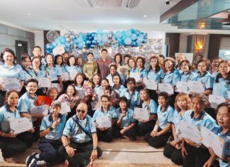 Der Bürgermeister von Pattaya schließt das vierte Programm „Pattaya Senior School: Creating Happiness“ ab und überreicht 96 älteren Teilnehmern Zertifikate.