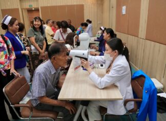 Der stellvertretende Bürgermeister von Pattaya eröffnet ein Seminar zum Thema „Die stille Bedrohung durch Schlaganfälle“ im Bangkok Hospital Pattaya.