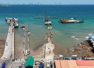 Мэр Паттайи инспектирует ход работ по модернизации пирса на острове Ко Ларн.