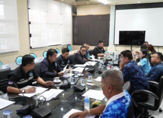 De locoburgemeester van Pattaya zit de wekelijkse bestuursvergadering voor om de orde in de stad te verbeteren en de voorbereidingen voor Songkran te treffen.