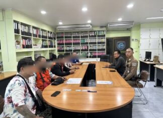 La police de Pattaya convoque des conducteurs de moto-taxi après une agression virale contre un touriste étranger dans Soi 6 ; deux sont placés en probation.