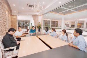 Pattaya Mayor Welcomes Head of Pattaya Rak Centre for New Year Greetings and Health Work Talks