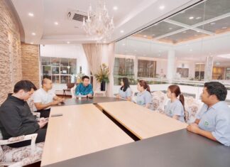 Pattaya Mayor Welcomes Head of Pattaya Rak Centre for New Year Greetings and Health Work Talks