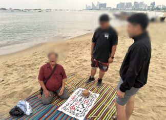 Des agents du district de Banglamung et des policiers de Pattaya se déguisent pour arrêter des joueurs qui se détendaient sur la plage de Pattaya.