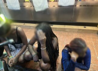 La polizia turistica effettua un'ampia operazione sulla spiaggia di Pattaya, arrestando 16 donne straniere con l'accusa di favoreggiamento della prostituzione.