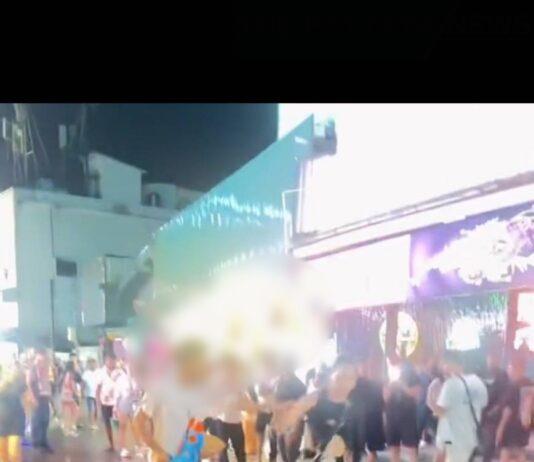 Une vidéo virale violente suscite l'indignation après qu'un groupe de jeunes hommes du Moyen-Orient aurait agressé un touriste européen plus âgé dans une rue piétonne de Pattaya.