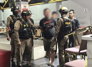 Ein Polizist aus Pattaya, der während der Songkran-Feierlichkeiten stark alkoholisiert war und nicht im Dienst war, soll den Besitzer eines Cannabis-Shops auf einer Fußgängerzone tödlich verletzt haben.