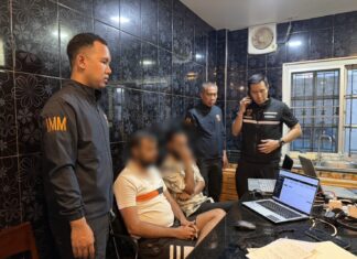 La police de Pattaya perquisitionne une villa de luxe, démantèle un réseau présumé d'escroquerie boursière dirigé par des Indiens et arrête 30 ressortissants indiens.