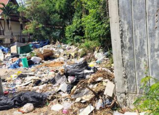 Cittadini preoccupati chiedono aiuto per lo smaltimento illegale dei rifiuti e l'accampamento di senzatetto tra Pratumnak Soi 5 e 6 a Pattaya.