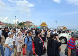 Le tourisme à Koh Si Chang reste florissant, les foules faisant la queue pour les ferries pendant les vacances prolongées.