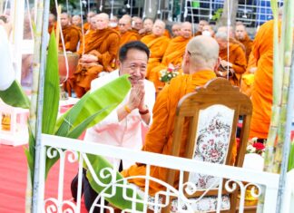 Het Pattaya Padmakun Ziekenhuis organiseert een grootse ceremonie ter ere van Luang Pu Bua Ket ter gelegenheid van zijn 92e verjaardag en 72e kloosterjaar.