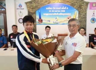 Der Bürgermeister von Pattaya gratuliert dem thailändischen Windsurf-Team auf einer Pressekonferenz zum Erfolg bei den Asian Beach Games