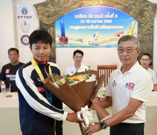 Pattayas borgmästare håller presskonferens för att gratulera det thailändska vindsurfinglaget till framgången i Asian Beach Games