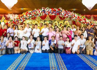 De huldigingsceremonie in Pattaya markeert de 54e verjaardag van Amporn Kaewsaeng, voorzitter van de toezichtscommissie van de politie van Pattaya.