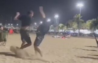Thailänder angeblich brutal angegriffen am Strand von Pattaya, nachdem er einen Ausländer gewarnt hatte, dass das Rauchen von Cannabis am Strand illegal sei.